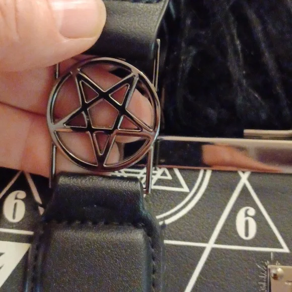 KILLSTAR OCCULT GRAPHIC PENTAGRAM HANDEL HARDWARE KISSLOCK CROSSBODY/SHOULDER - Picture 5 of 16